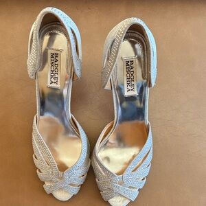 Badgley Mischka Tatiana Suede Rhinestones Silver Heels Size 9. Leather Sole